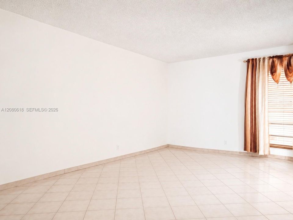 For Rent: $2,100 (2 beds, 1 baths, 910 Square Feet)