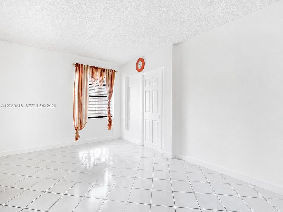 For Rent: $2,100 (2 beds, 1 baths, 910 Square Feet)