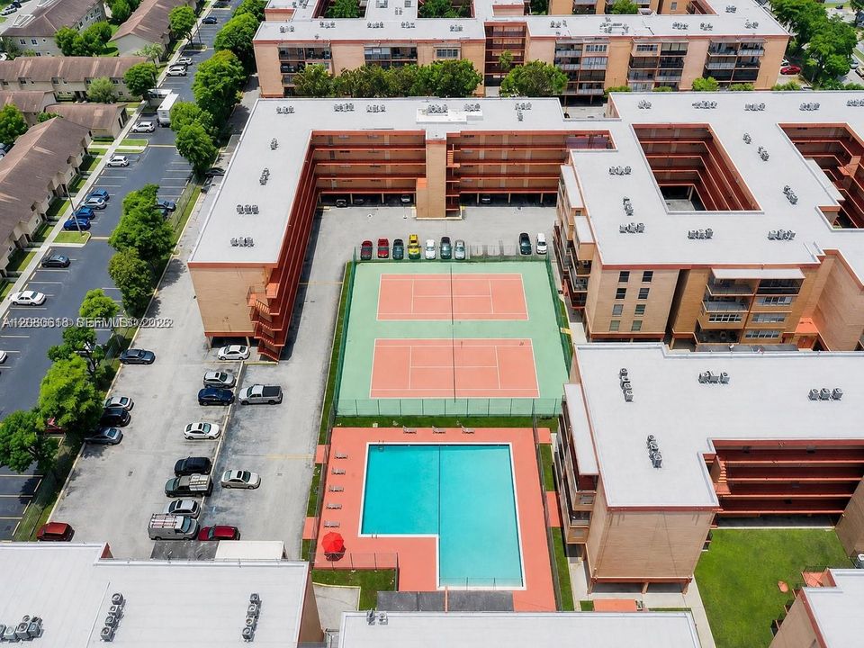 For Rent: $2,100 (2 beds, 1 baths, 910 Square Feet)