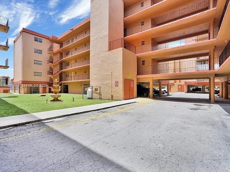 For Rent: $2,100 (2 beds, 1 baths, 910 Square Feet)