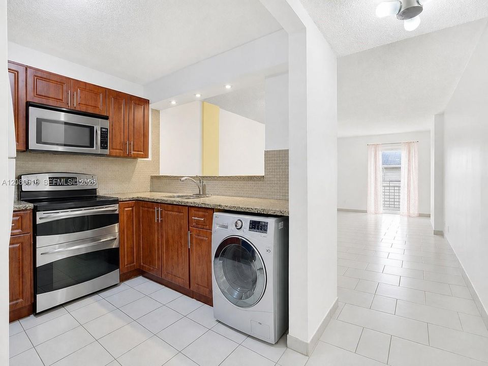 For Rent: $2,100 (2 beds, 1 baths, 910 Square Feet)