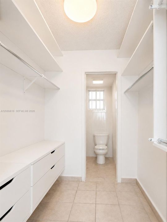 For Rent: $2,100 (2 beds, 1 baths, 910 Square Feet)