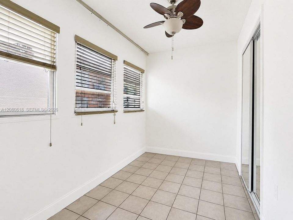 For Rent: $2,100 (2 beds, 1 baths, 910 Square Feet)