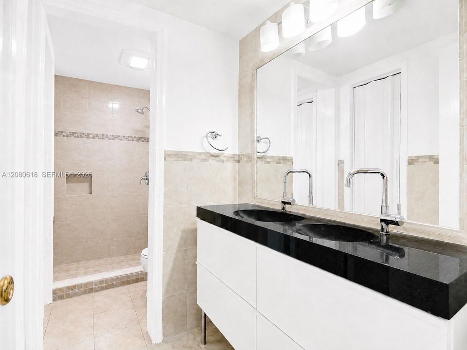 For Rent: $2,100 (2 beds, 1 baths, 910 Square Feet)