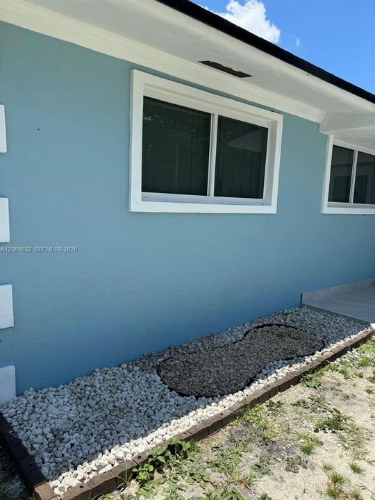 For Rent: $3,200 (3 beds, 2 baths, 1990 Square Feet)
