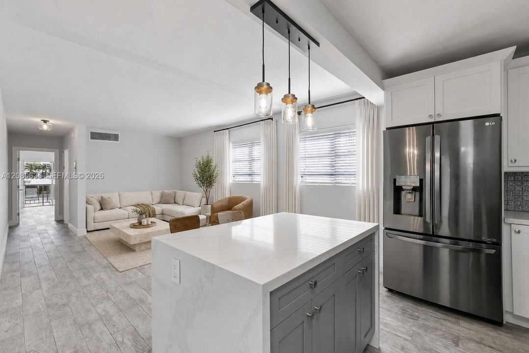 For Sale: $299,000 (1 beds, 1 baths, 638 Square Feet)