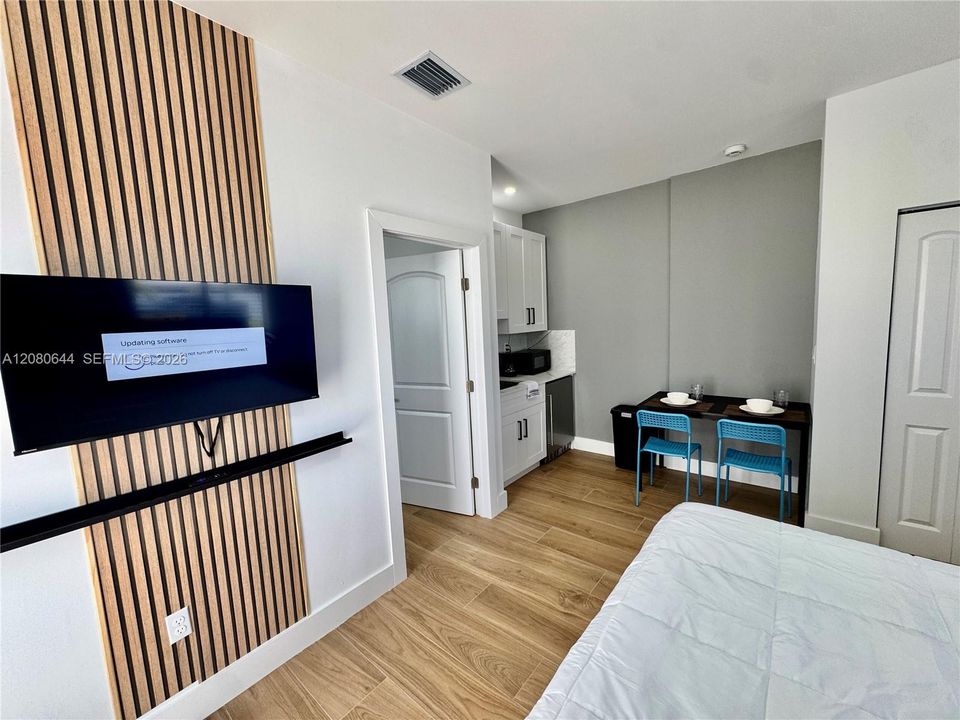 For Rent: $1,175 (1 beds, 1 baths, 210 Square Feet)