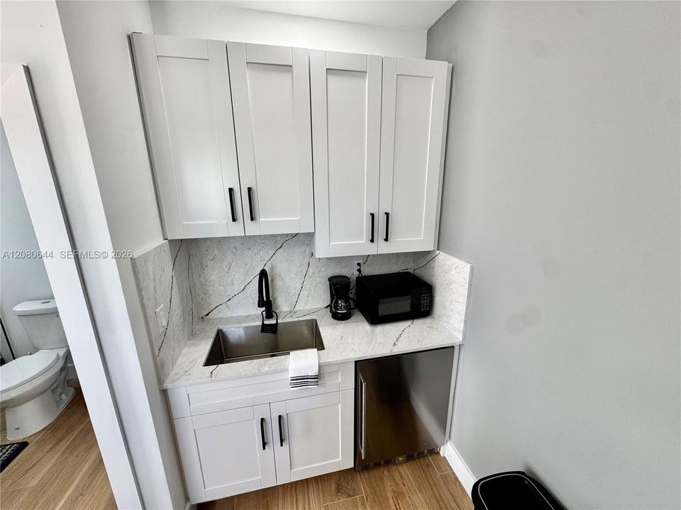 For Rent: $1,175 (1 beds, 1 baths, 210 Square Feet)