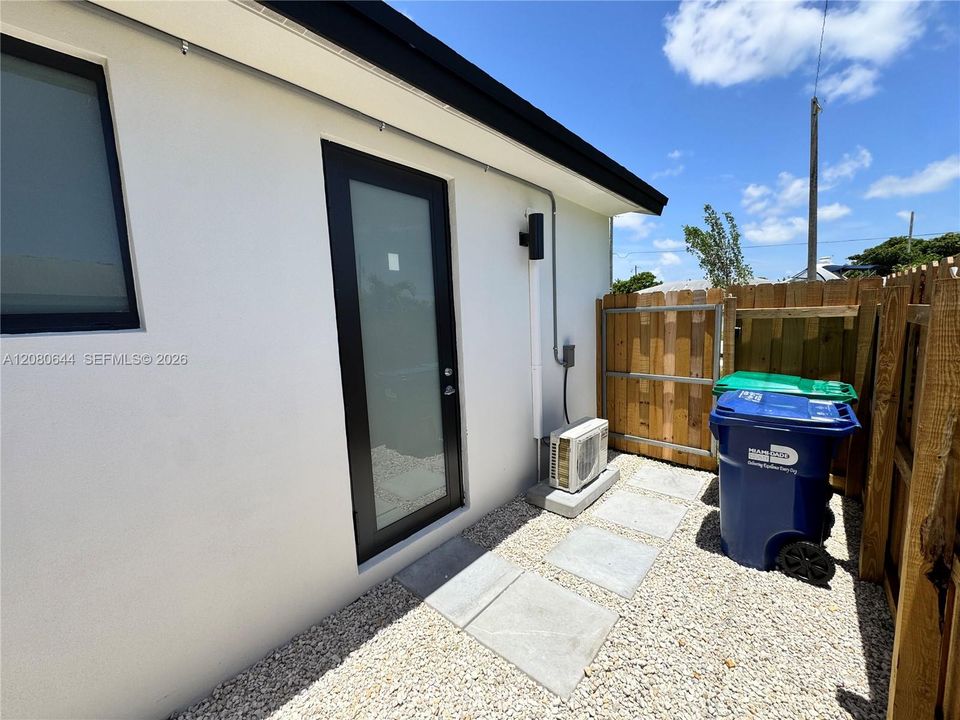 For Rent: $1,175 (1 beds, 1 baths, 210 Square Feet)