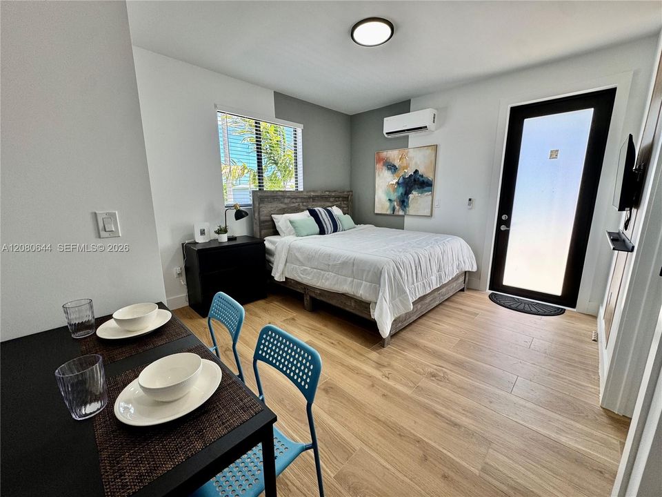 For Rent: $1,175 (1 beds, 1 baths, 210 Square Feet)