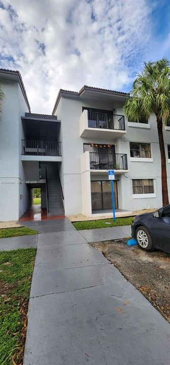 For Rent: $2,190 (2 beds, 2 baths, 976 Square Feet)