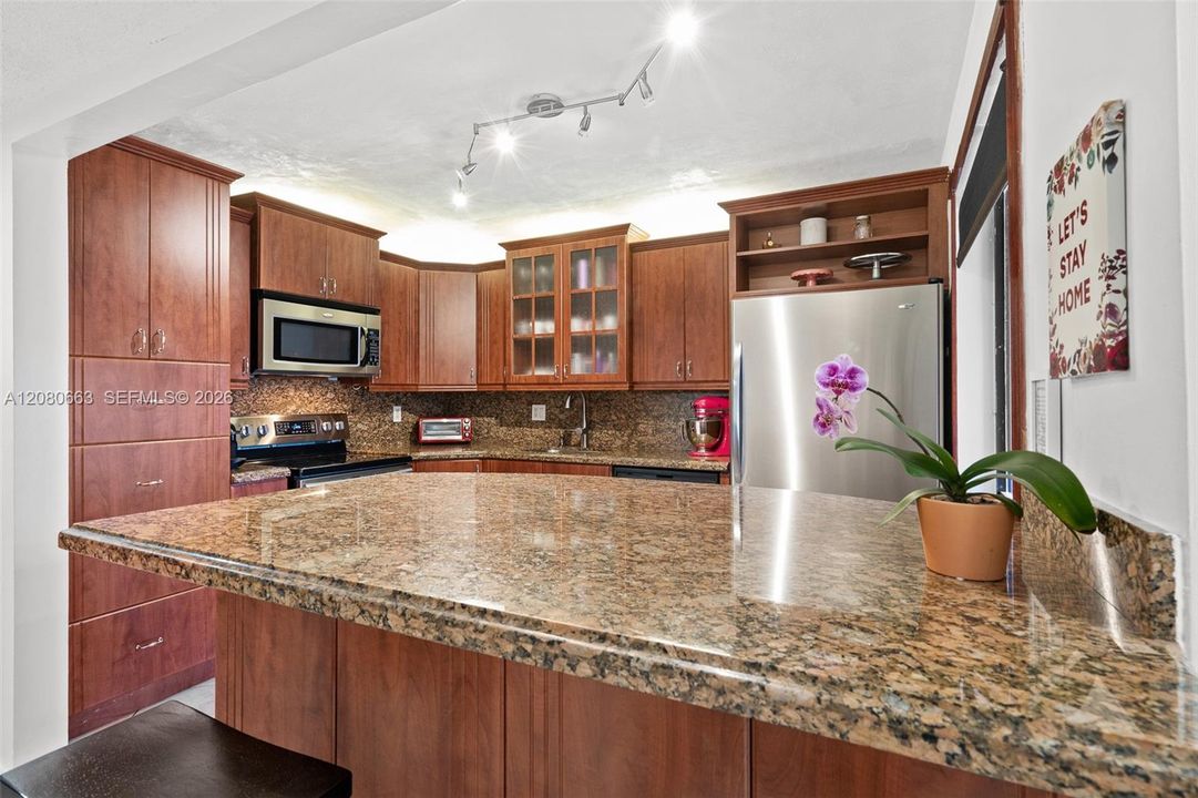 For Sale: $320,000 (2 beds, 2 baths, 1256 Square Feet)