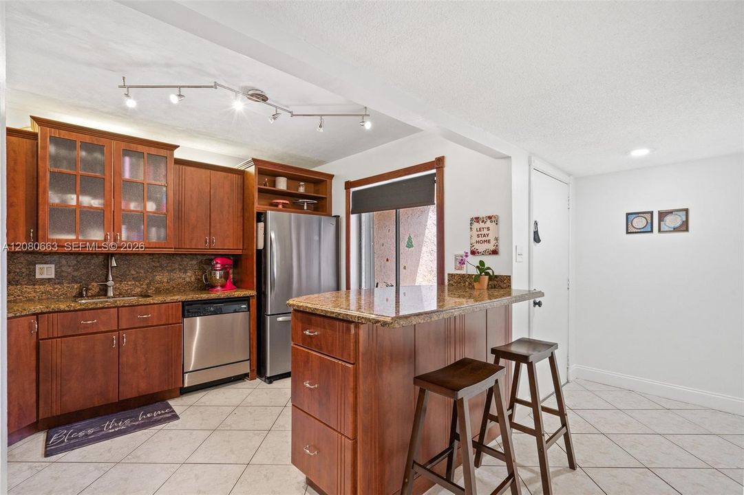 For Sale: $320,000 (2 beds, 2 baths, 1256 Square Feet)