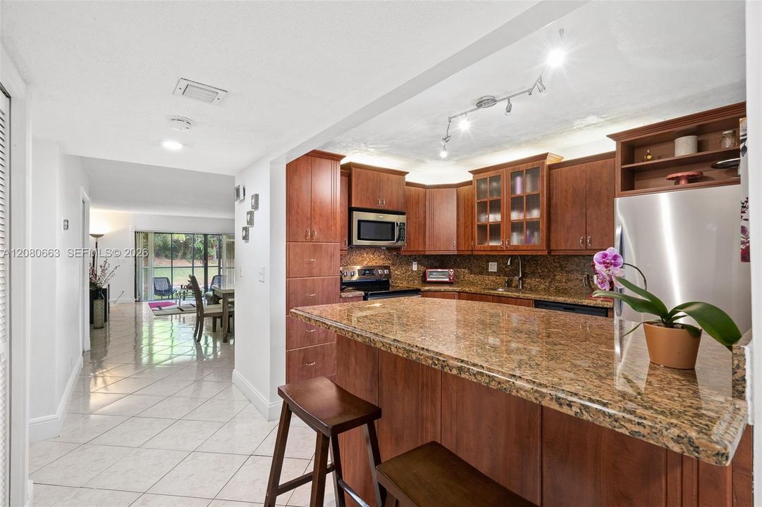 For Sale: $320,000 (2 beds, 2 baths, 1256 Square Feet)