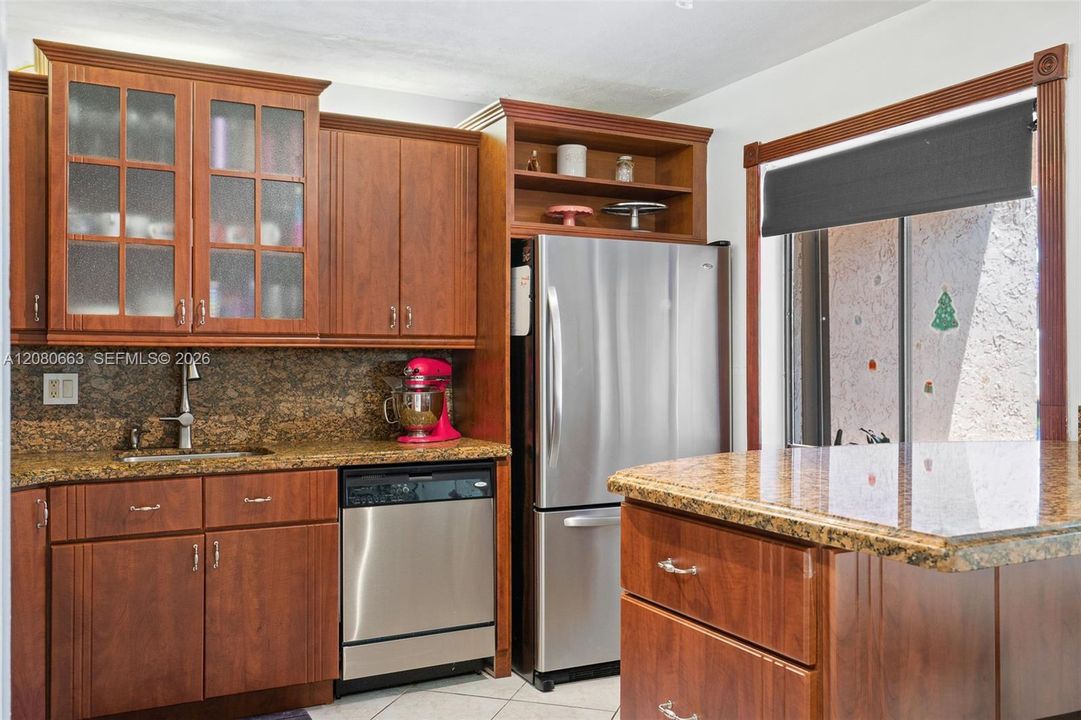 For Sale: $320,000 (2 beds, 2 baths, 1256 Square Feet)