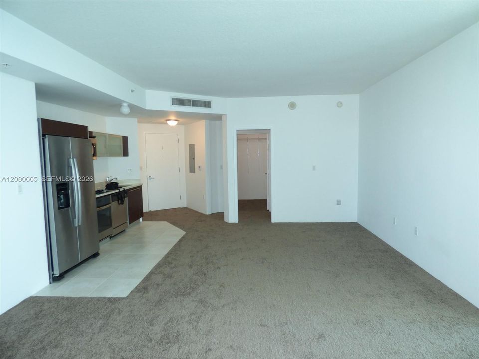 For Rent: $2,300 (0 beds, 1 baths, 594 Square Feet)