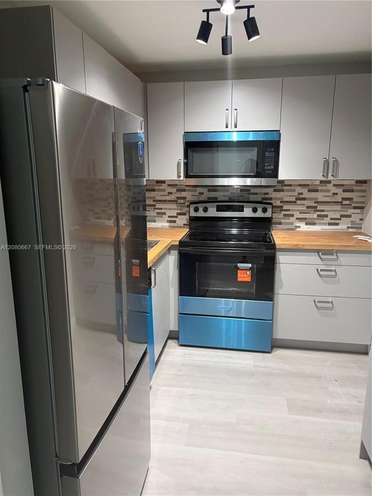 For Rent: $2,550 (1 beds, 1 baths, 940 Square Feet)