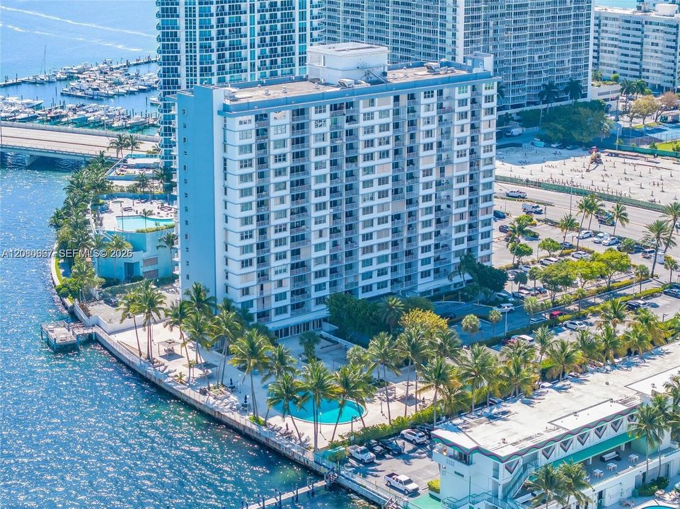 For Rent: $2,550 (1 beds, 1 baths, 940 Square Feet)