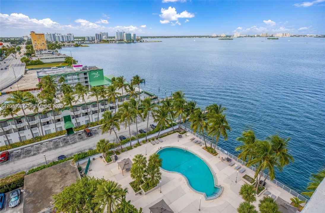For Rent: $2,550 (1 beds, 1 baths, 940 Square Feet)