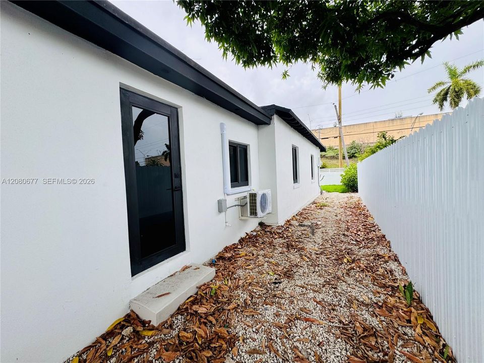 For Rent: $1,150 (0 beds, 1 baths, 1781 Square Feet)