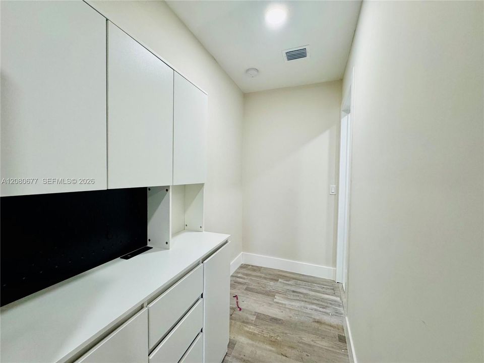 For Rent: $1,150 (0 beds, 1 baths, 1781 Square Feet)