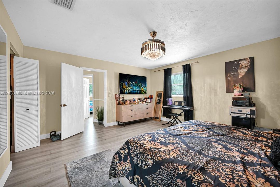 For Sale: $599,900 (4 beds, 2 baths, 1922 Square Feet)