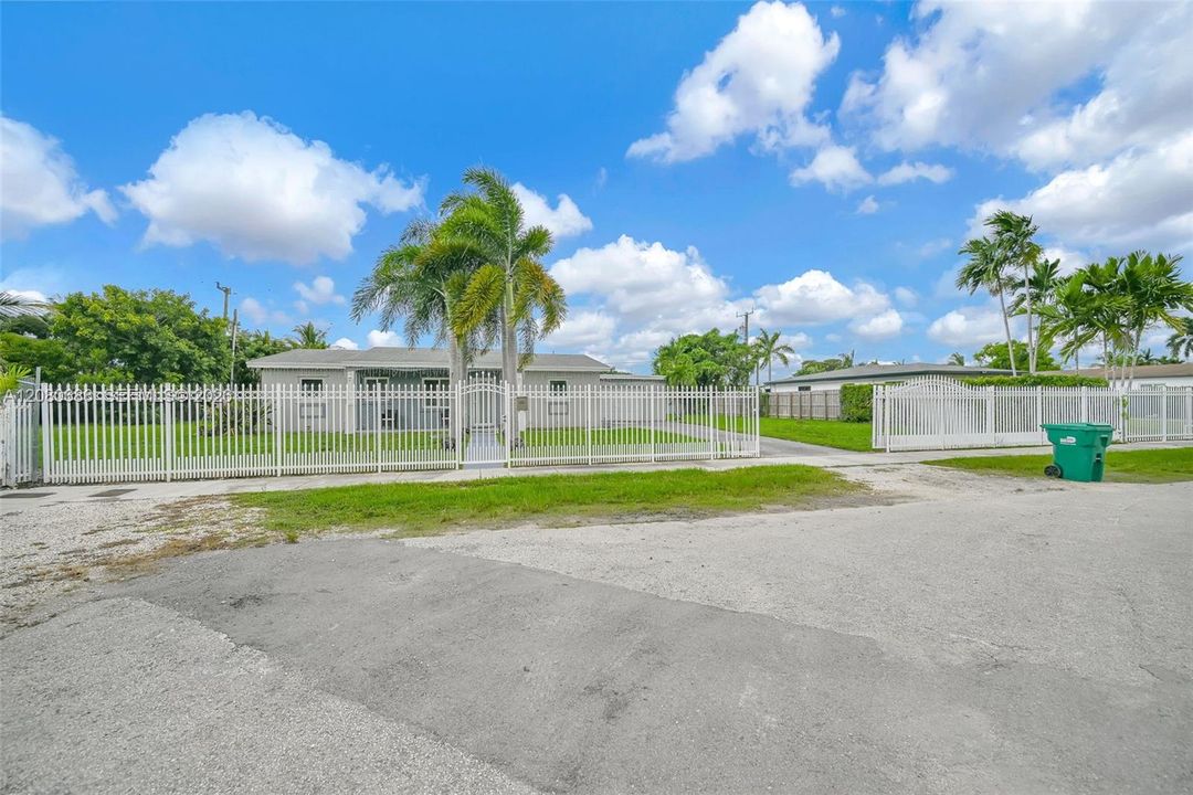 For Sale: $599,900 (4 beds, 2 baths, 1922 Square Feet)
