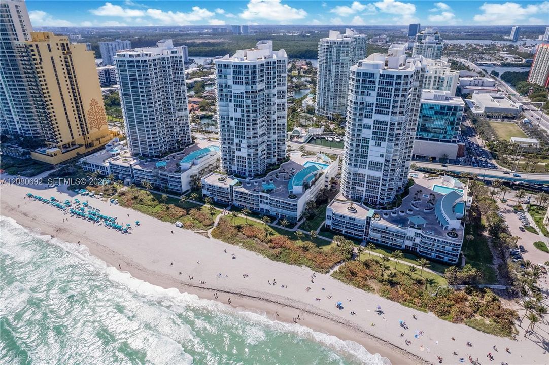 For Rent: $5,600 (2 beds, 2 baths, 1460 Square Feet)
