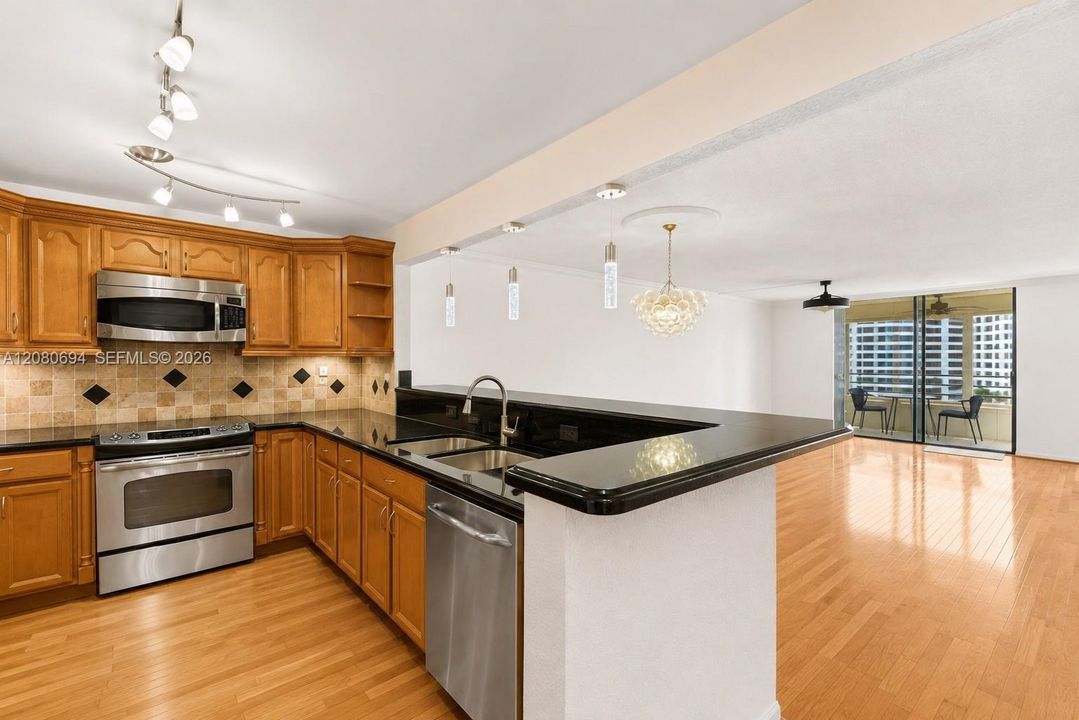 На продажу: $380,000 (2 спален, 2 ванн, 1780 Квадратных фут)