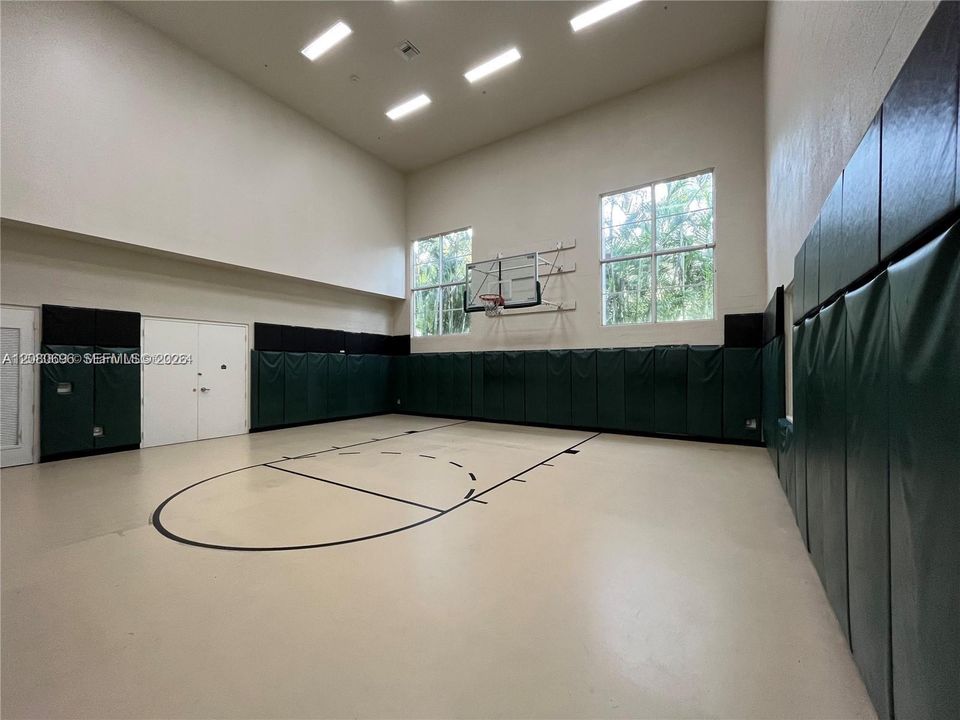 For Rent: $1,850 (1 beds, 1 baths, 744 Square Feet)