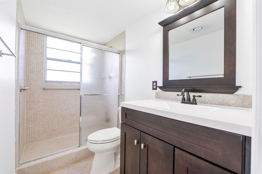 4072 Gildford E_020