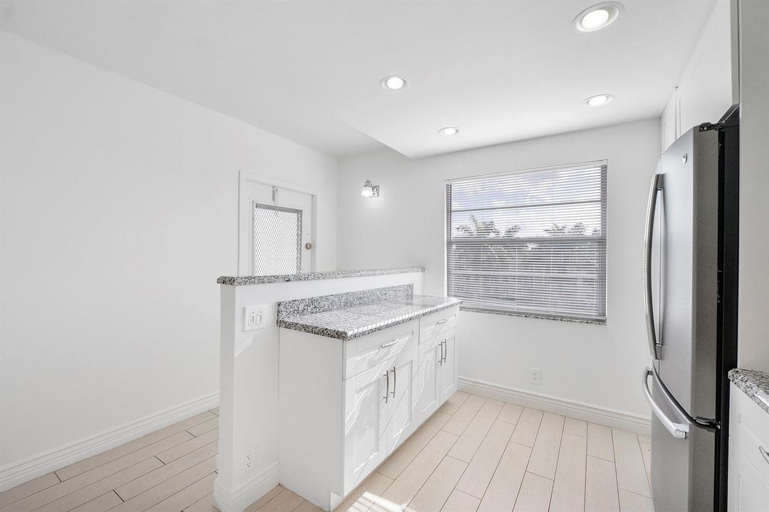 4072 Gildford E_012