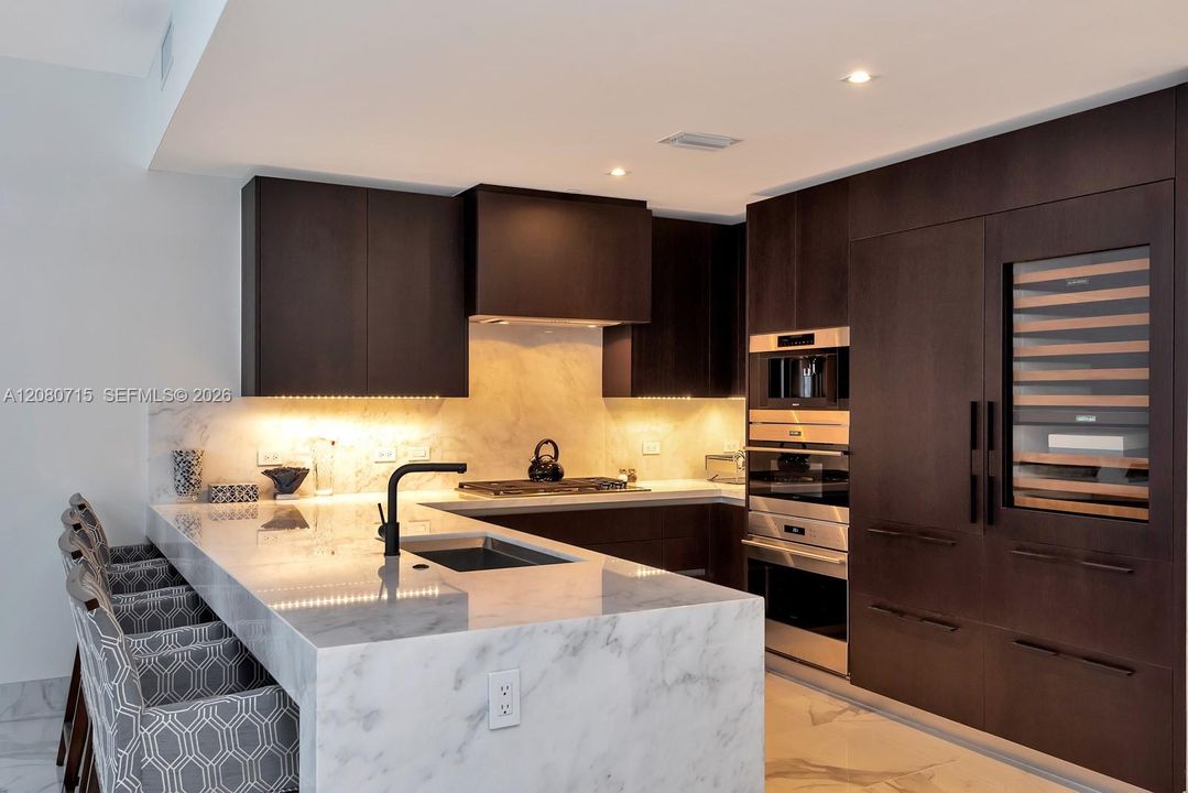 For Rent: $10,800 (1 beds, 2 baths, 1294 Square Feet)