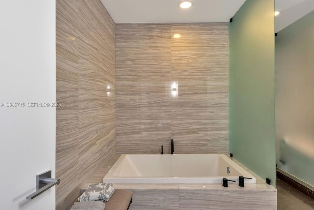 For Rent: $10,800 (1 beds, 2 baths, 1294 Square Feet)