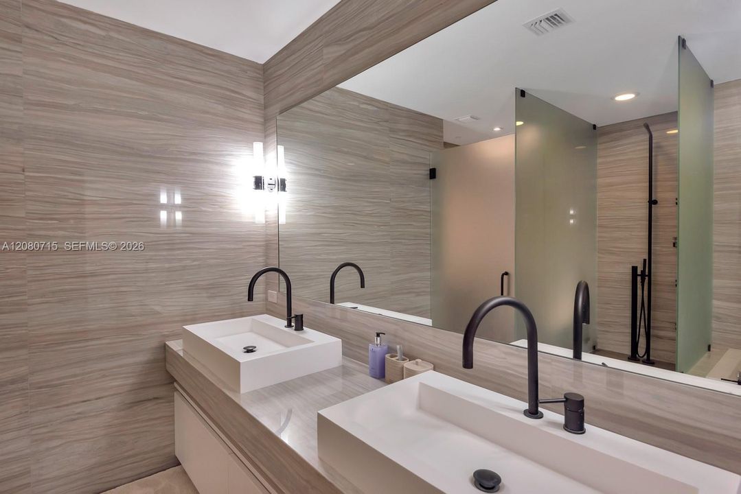 For Rent: $10,800 (1 beds, 2 baths, 1294 Square Feet)