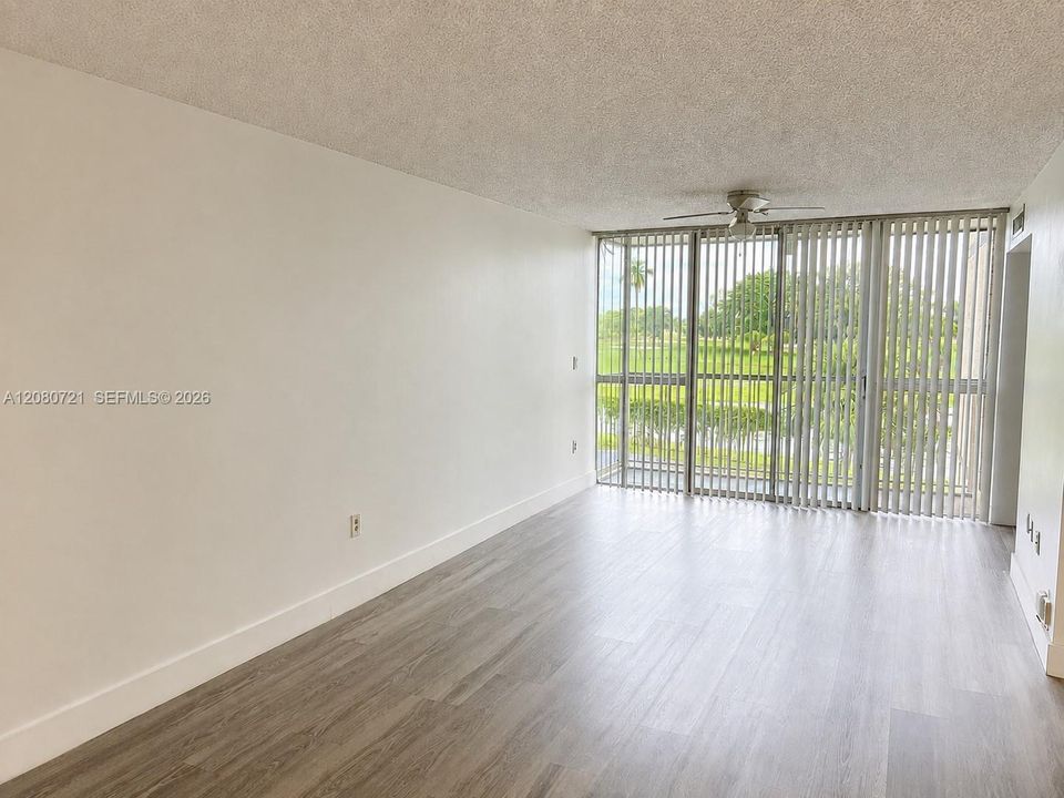 For Sale: $245,000 (2 beds, 2 baths, 960 Square Feet)