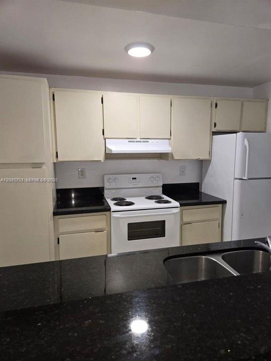 For Sale: $245,000 (2 beds, 2 baths, 960 Square Feet)