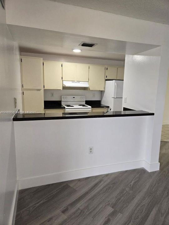 For Sale: $245,000 (2 beds, 2 baths, 960 Square Feet)