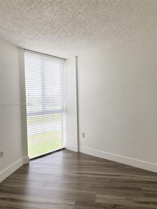 For Sale: $245,000 (2 beds, 2 baths, 960 Square Feet)
