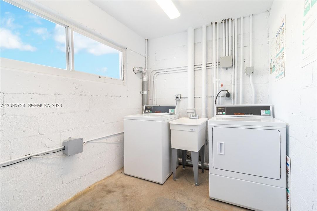 For Sale: $320,000 (1 beds, 1 baths, 700 Square Feet)