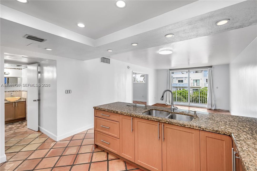 For Sale: $320,000 (1 beds, 1 baths, 700 Square Feet)