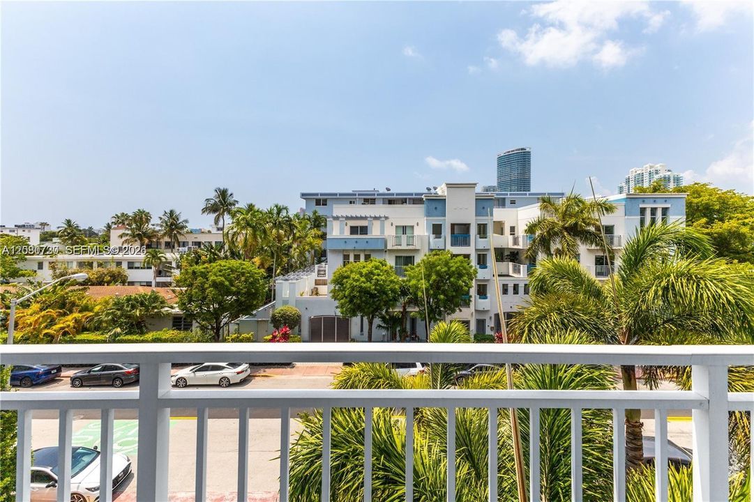 For Sale: $320,000 (1 beds, 1 baths, 700 Square Feet)