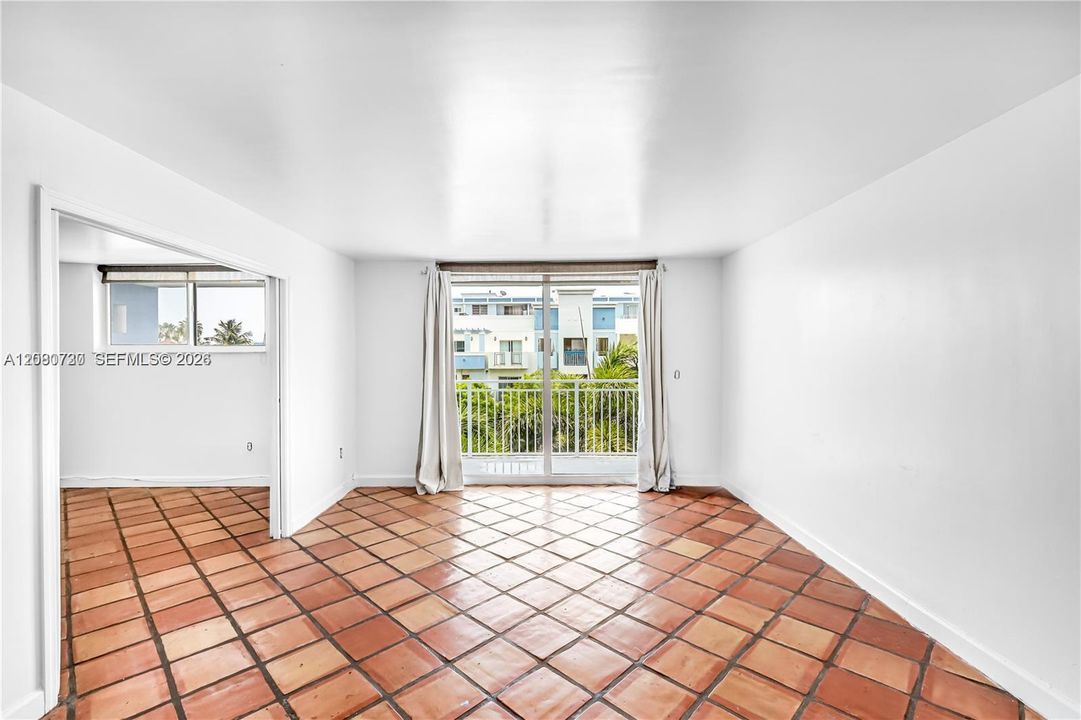 For Sale: $320,000 (1 beds, 1 baths, 700 Square Feet)