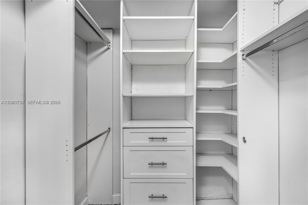 For Sale: $320,000 (1 beds, 1 baths, 700 Square Feet)