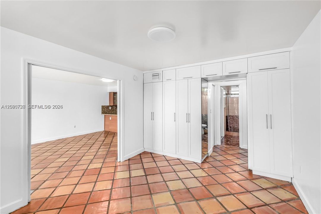 For Sale: $320,000 (1 beds, 1 baths, 700 Square Feet)