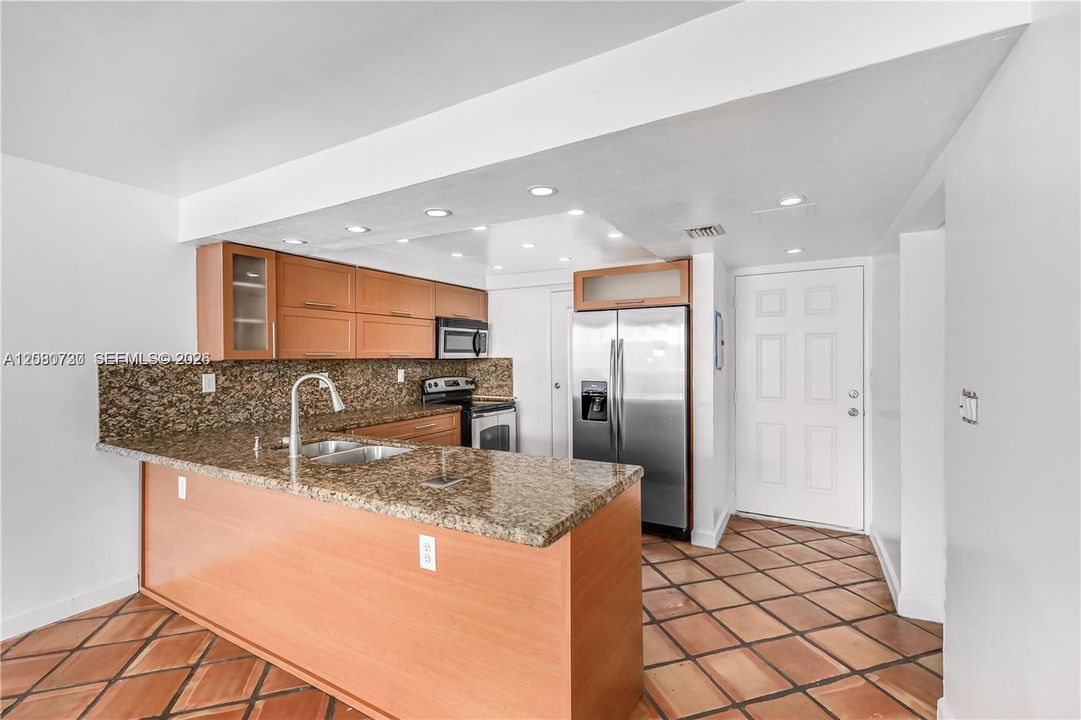 For Sale: $320,000 (1 beds, 1 baths, 700 Square Feet)