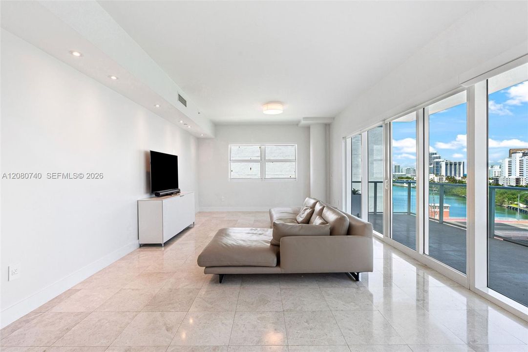 For Sale: $1,630,000 (2 beds, 2 baths, 1755 Square Feet)