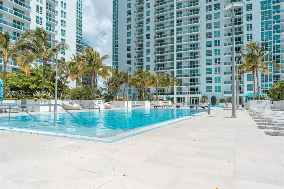 For Sale: $730,000 (2 beds, 2 baths, 1113 Square Feet)