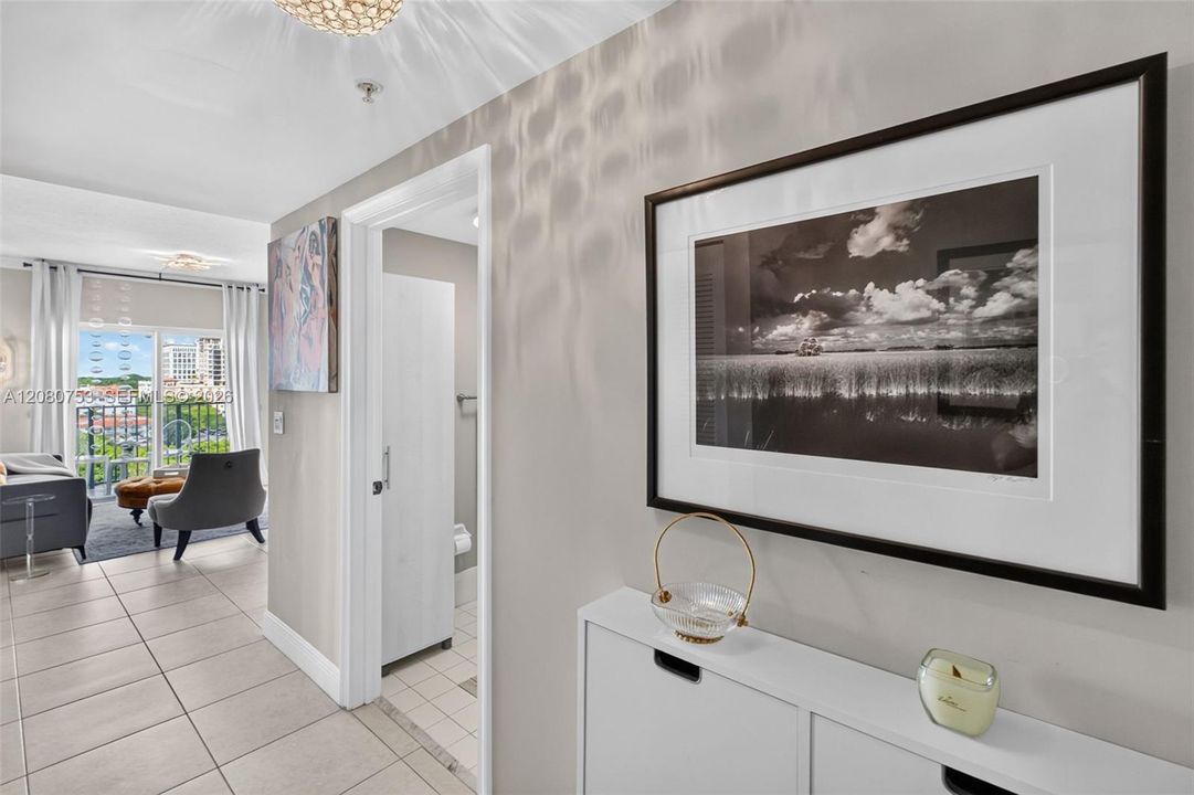 For Sale: $385,000 (1 beds, 1 baths, 831 Square Feet)