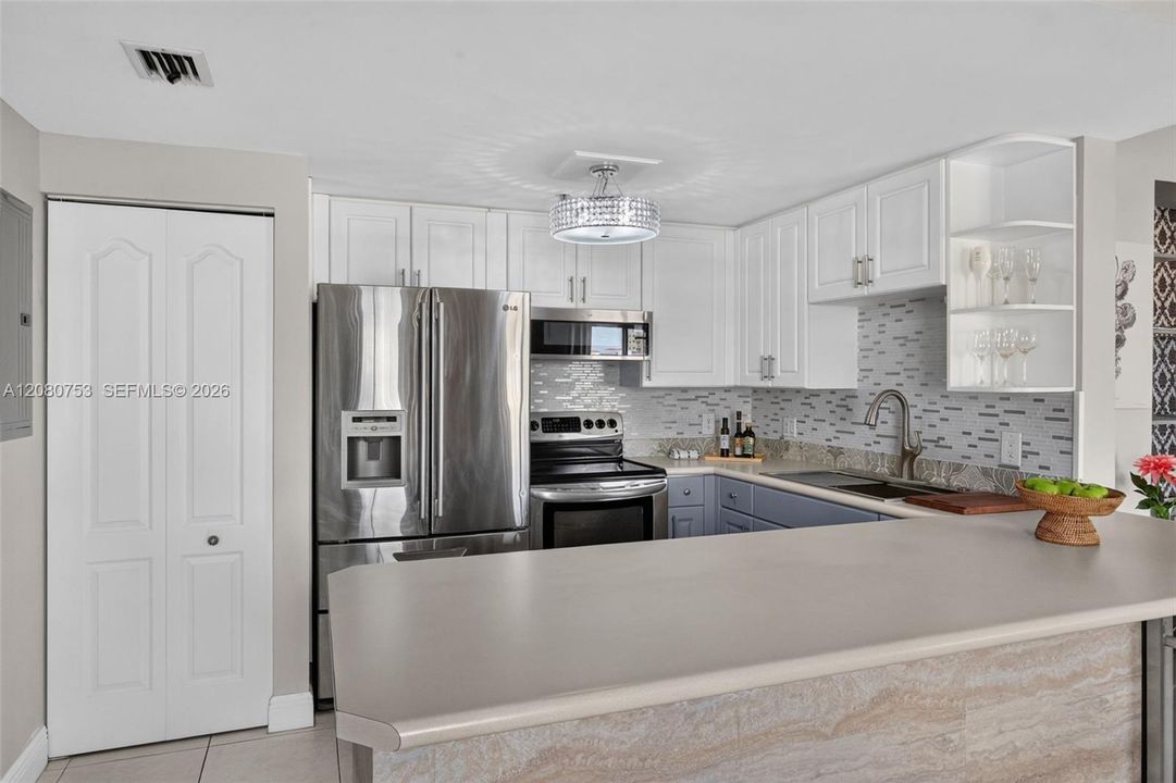 For Sale: $385,000 (1 beds, 1 baths, 831 Square Feet)